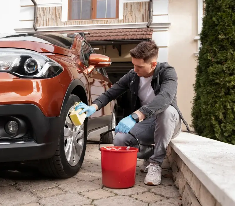 Lavage auto à domicile Saint-Aignan-le-Jaillard : professionnel intervenant sur un véhicule